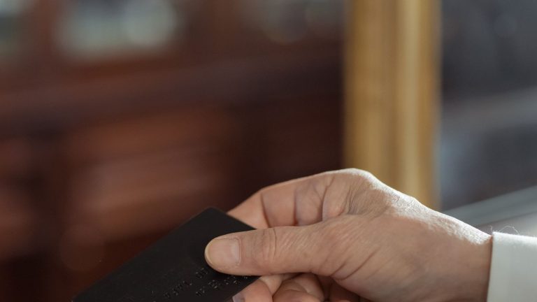 Karty kredytowe z premią — na co uważać w warunkach