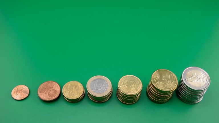 Premia jednorazowa, etapowa i cashback — trzy konstrukcje, trzy różne ryzyka